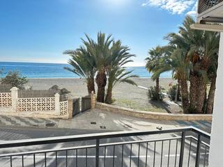 Apartamento en Paseo de velilla 49. Acogedor apartamento en primera linea de playa