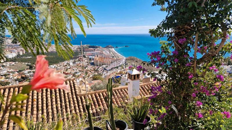 Foto 0b11bb4b-757a-4e81-9572-981e0fb237f0. Alquiler chalet en calle montañés alto 9 villa de ensueño con vistas panorámicas en Almuñécar
