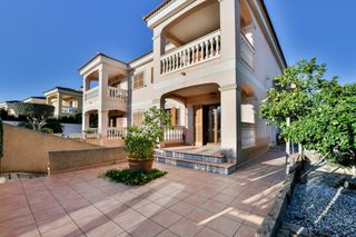Casa aparellada a Pont D´Inca. Chalet pareado con terrazas, garaje y chimenea en zona residenci