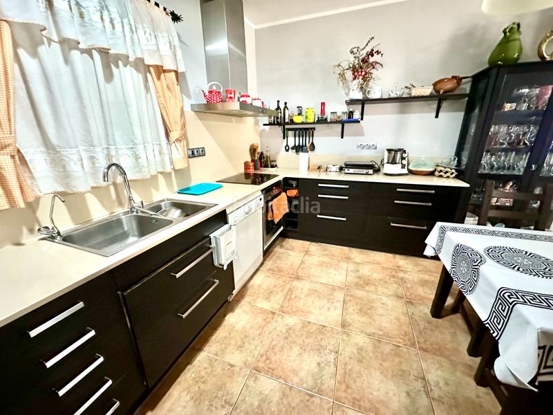 Foto 49e3f3bb-9afb-455b-b2ef-7a1863687482. Casa adossada amb xemeneia calefacció aparcament a Sabadell