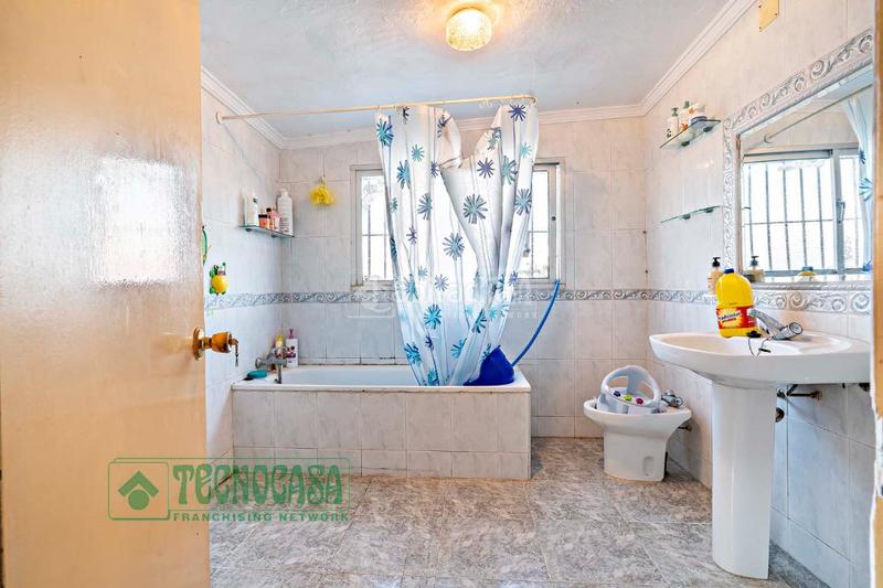 Foto e0a5b19e-a98d-4966-817d-db4a161d8a63. Maison jumelée dans Coín