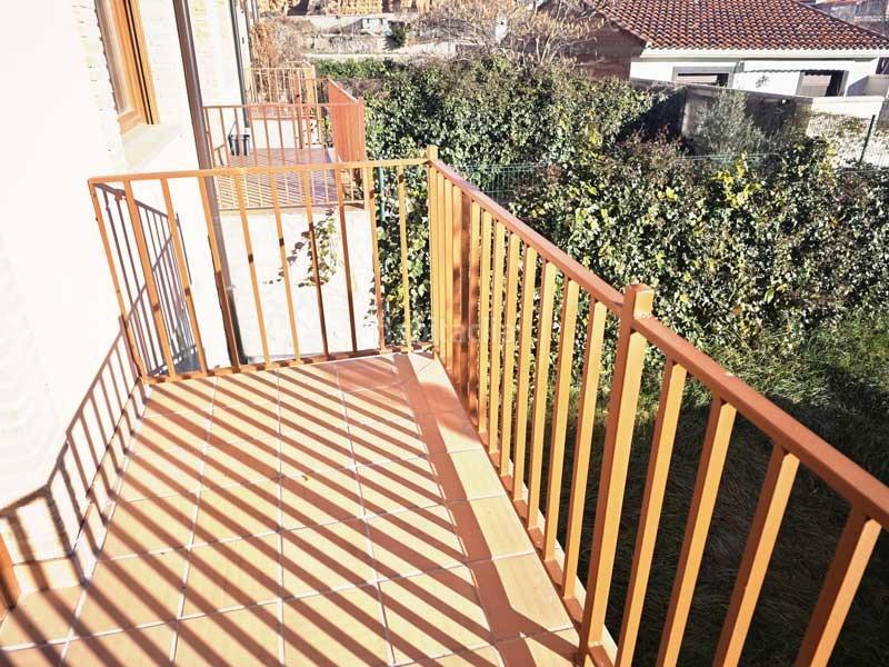 Foto 98275bb9-f156-49a5-bf8f-795fb1f9825d. Casa adosada en calle teruel 6 en Ariza