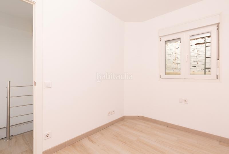 Foto cdbf91bc-177e-4be6-a01d-bb65c97093b8. Casa adosada 5 hab 4 baños reforma integral gran terraza orientación sud en Terrassa