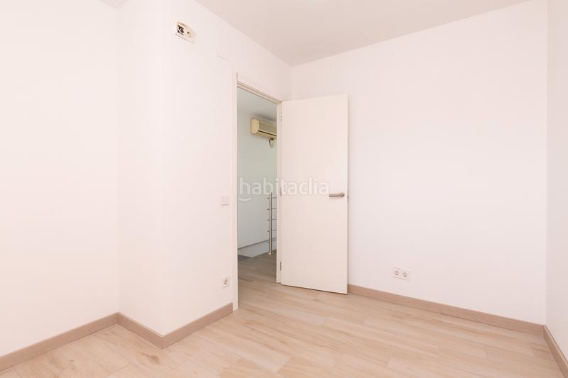 Foto dd03df38-db22-4f16-b972-d3e332c4b781. Casa adosada 5 hab 4 baños reforma integral gran terraza orientación sud en Terrassa
