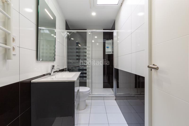 Foto fa581e96-39e8-4174-8b37-650cc9c56ef2. Casa adosada 5 hab 4 baños reforma integral gran terraza orientación sud en Terrassa