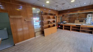 Lloguer Local Comercial  Calle del lago constanza. Local con salida de humos junto a calle de alcalá