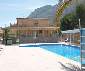 Chalet en El Montgó. Chalet con 11 habitaciones amueblado con parking, piscina, calef