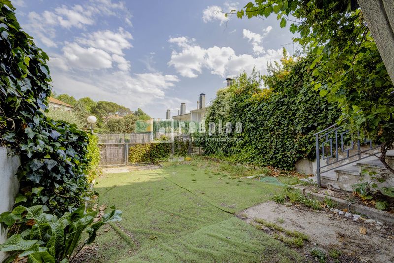 Foto 0d6bd2da-823b-4035-86c8-98f2d9f73a56. Chalet excelente oportunidad para diseñar y personalizar la vivienda de tus sueños en Torrelodones