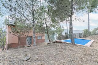 Chalet in Pallejà. Chalet con jardín y piscina en venta en fontpineda (pallejà, bar