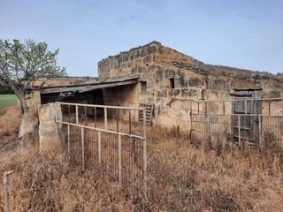 Mas à Llubí. Finca rústica con edificaciones en llubí.