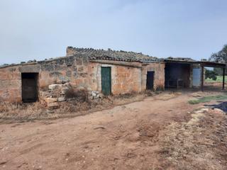 Casale in Llubí. Finca rústica con edificaciones en llubí.