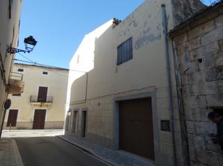 Edifici a Muro. Edificio con casa anexa en muro.