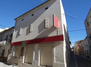 Building in Muro. Edificio con casa anexa en muro.