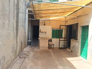 Casa en Petra. **casa de pueblo con cochera en petra - oportunidad única**