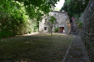 Casa en Maçanet de Cabrenys. Casa de 3 habitaciones con jardín en medio del bosque y un marav