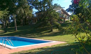 Casa en Maçanet de Cabrenys. Finca de 3.800m2 con casa de 438m2 y gran piscina
