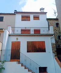 Doppelhaus in Maçanet de Cabrenys. Encantadora casa con spa y vistas a la montaña