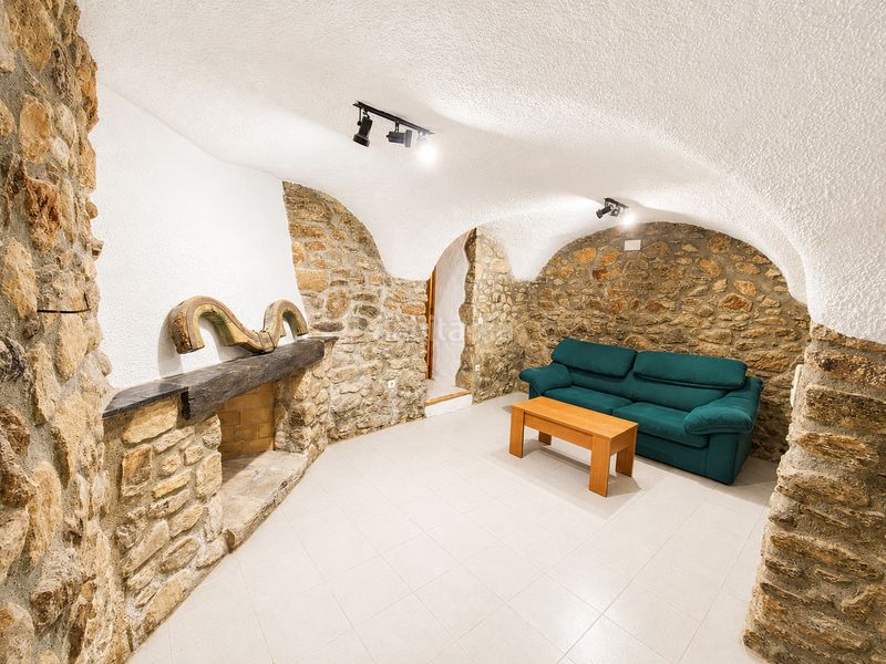 Foto e9adbc9f-9a8b-46ac-b960-3f4dc7e133ca. Casa aparellada amb xemeneia calefacció aparcament a Maçanet de Cabrenys
