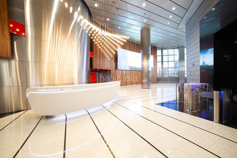 Foto a27f2eac-0ebd-4201-958c-0d2e6b27d7b3. Alquiler oficina en paseo de la castellana 216 oficinas disponibles en torre realia en Madrid