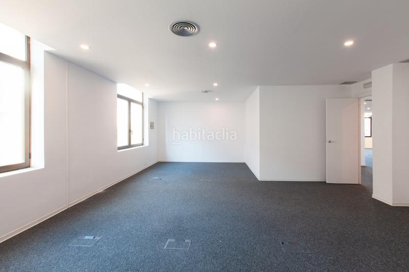 Foto 5b3b6cf0-06b3-46f9-8384-b9cb8ad9cd93. Rent office space in plaça de catalunya 21 in Gòtic Barcelona