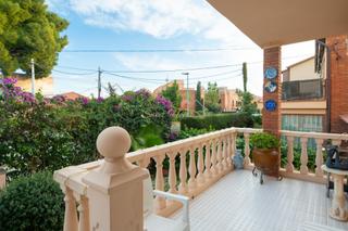 Chalet in Alella. Casa chalet con 2 viviendas independientes