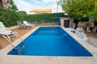 Chalet in Alella. Casa chalet con 2 viviendas independientes