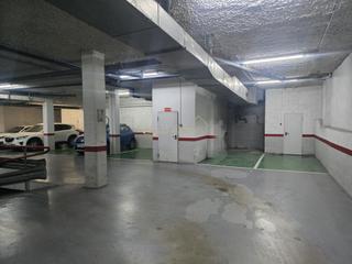 Aparcament cotxe  Carrer itàlia. Plaza de parking con trastero en venta en el centro de el masnou