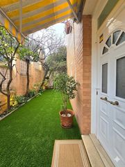 Casa a schiera in Tiana. Casa adosada esquinera con jardín en tiana