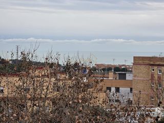 Semi detached house in Tiana. Casa adosada esquinera con jardín en tiana