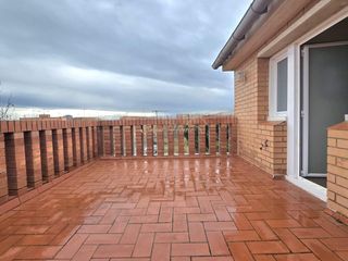 Maison jumelée à Tiana. Casa adosada esquinera con jardín en tiana