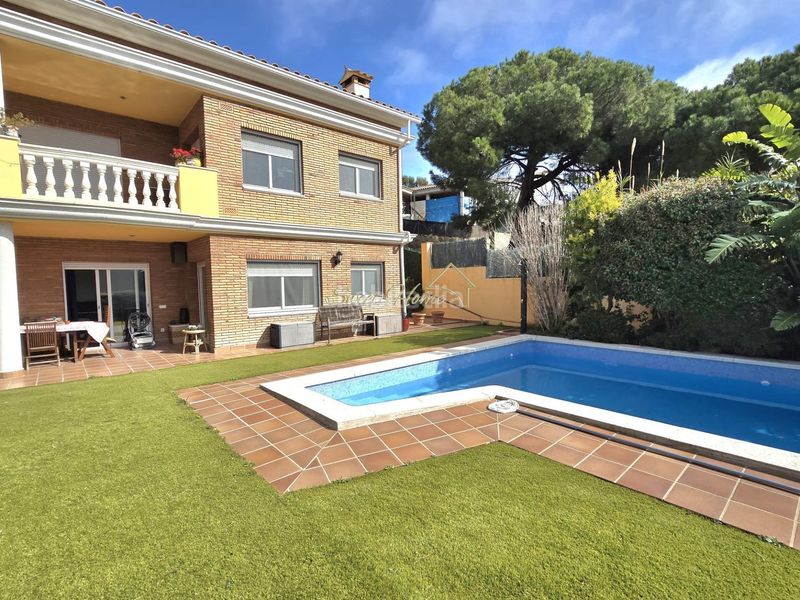 Foto 6a77500d-122b-4670-9221-1bb67469ae1e. Xalet amb calefacció aparcament piscina a Premià de Dalt