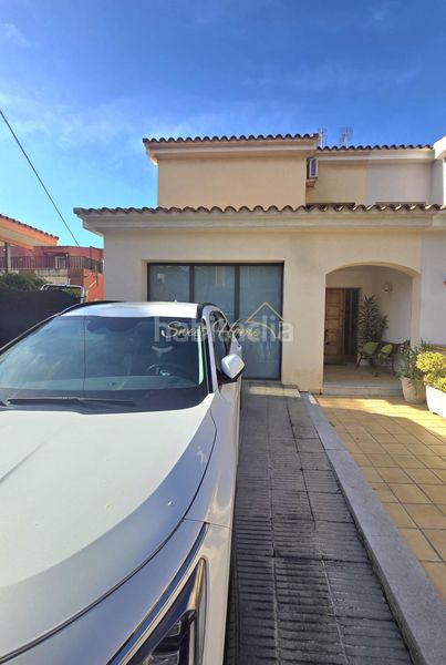 Foto 53077c8e-9bbb-4b59-887f-825641c85972. Casa amb calefacció aparcament piscina a Centre Masnou (El)