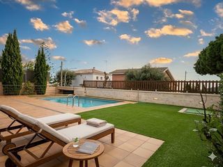 Haus in Vilassar de Dalt. Villa de diseño con ascensor y vistas panorámicas al mar
