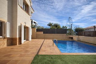 Casa en Vilassar de Dalt. Villa de diseño con ascensor y vistas panorámicas al mar