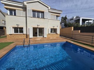 Haus in Vilassar de Dalt. Villa de diseño con ascensor y vistas panorámicas al mar