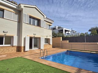 Maison à Vilassar de Dalt. Villa de diseño con ascensor y vistas panorámicas al mar