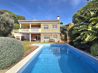 Chalet in Premià de Dalt. Chalet mediterráneo con vistas al mar en premià de dalt