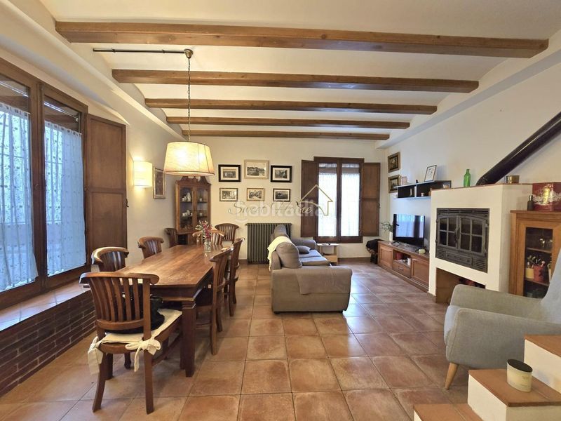 Foto 24f2923b-f485-4dd9-aa24-be02b71dfb4a. Casa elegancia renovada en el corazón en Nucli Urbà Argentona