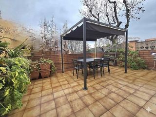 Casa a schiera in Tiana. Casa adosada esquinera con jardín en tiana
