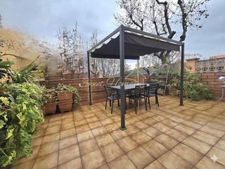 Reihenhaus in Tiana. Casa adosada esquinera con jardín en tiana