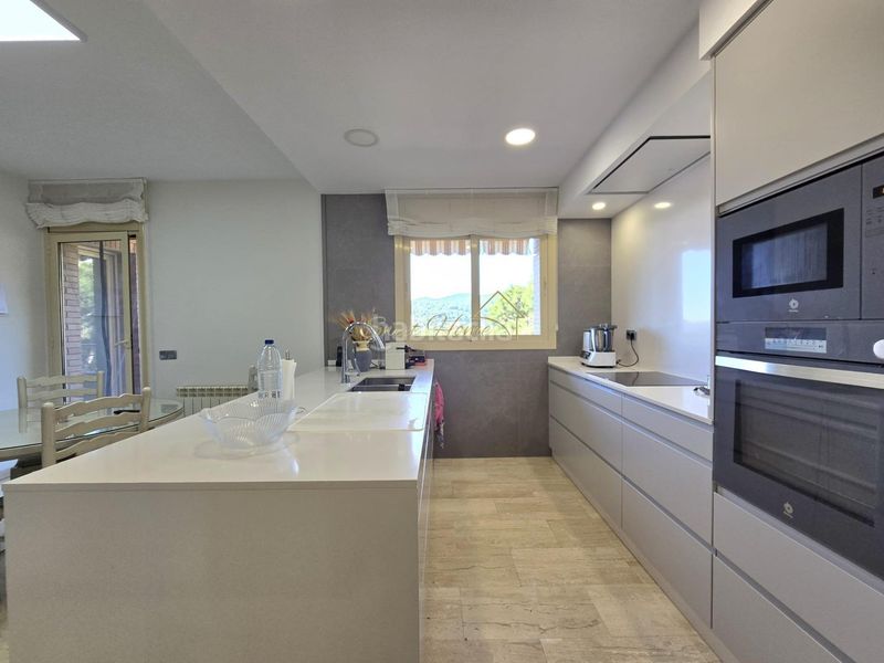 Foto f5dbff13-56ac-4d25-984a-ba582667f3d3. Casa con riscaldamento parcheggio piscina in Cabrils