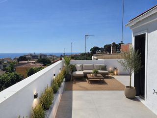 Maison à Centre. Vivienda esquinera reformada con terrazas y vistas al mar