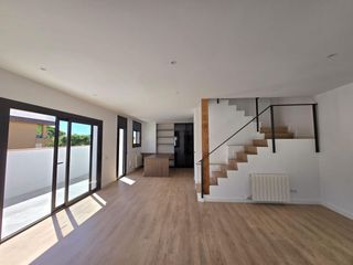 Maison à Centre. Vivienda esquinera reformada con terrazas y vistas al mar