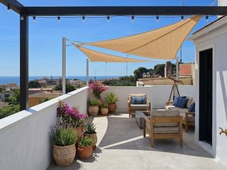 Haus in Centre. Vivienda esquinera reformada con terrazas y vistas al mar