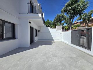 Casa in Centre. Vivienda esquinera reformada con terrazas y vistas al mar