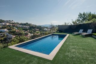 Chalet à Alella. Elegante casa con piscina privada y vistas panorámicas