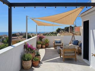 Casa a Centre. Vivienda esquinera reformada con terrazas y vistas al mar