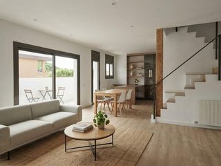 Casa in Centre. Vivienda esquinera reformada con terrazas y vistas al mar