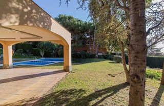 Casa in Teià. Villa independiente con jardín, vistas al mar