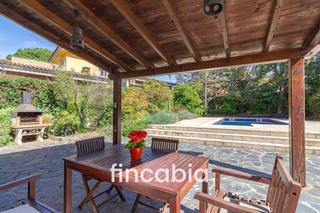 Casa a Santa Coloma de Farners. Casa aislada con piscina i jardín en venta en santa coloma de fa